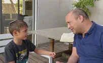 צפו: בנט מדבר עם בנו על פרשת השבוע