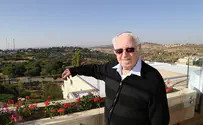 אומר ועושה                     