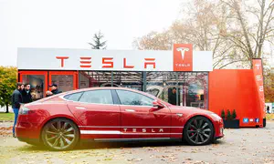 טסלה כבר לא המכונית החשמלית הנמכרת בעולם
