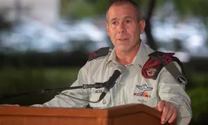 המזכיר הצבאי לשעבר שובר שתיקה