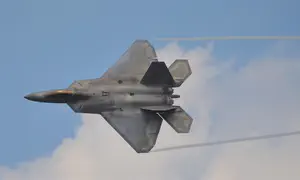 Дозаправка истребителя F-22, летящего над Ближним Востоком