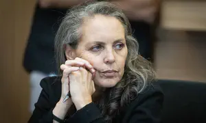 תמכה, הסתבכה - ומחקה