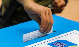 Poll shows coalition losing seats if Bennett and Eisenkot run