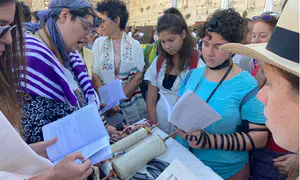 כך ניסו נשות הכותל להכניס ספר תורה לרחבה