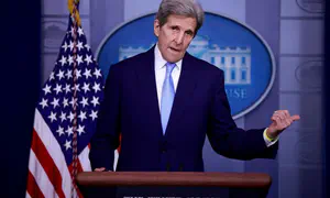 Kerry warns Trump against new Iran strikes