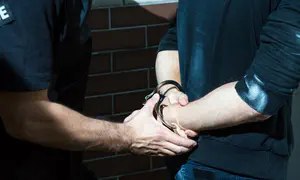 Незаконный обыск закончился компенсацией от полиции