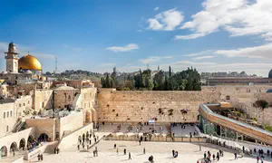 מאבטח ערבי תקף מתפלל קשיש בגז פלפל