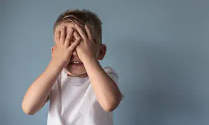 להסתכל לה בעיניים