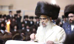 עם 3000 חסידים: הרבי מסאטמר מבקר בישראל