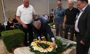Uganda to honor Yoni Netanyahu with statue at Entebbe Airport