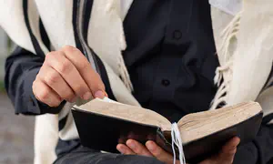 Израильтяне - за сохранение и расширение изучения иудаизма