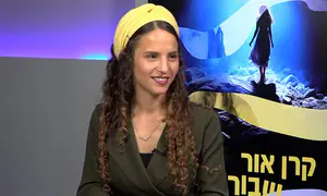 אורית מרק אטינגר מחזקת את אלי פיניש
