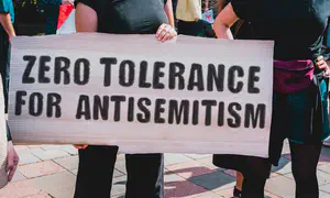 Police hunt suspect after assault at Orthodox synagogue