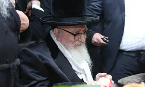 What was Benny Gantz doing at a Hassidic rebbe's NY home?