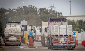 עשרות חוסמים את משאיות הסיוע לעזה