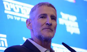 Яир Голан толкнул пожилого демонстранта