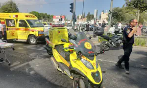 הולכת רגל נהרגה מפגיעת משאית בפתח תקווה