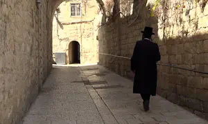 Arab to pay haredi man 100,000 NIS for pulling sideburns