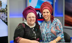 מורה מובטלת הפכה ל'קופידון' של 2000 זוגות