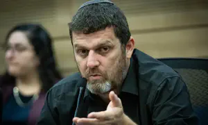 «Он топчется на месте, а не добивается победы»