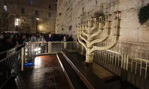 Зажигание второй ханукальной свечи у Западной стены