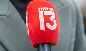 מבוכה בחדשות 13: עובדת נחשפה כמתחזה