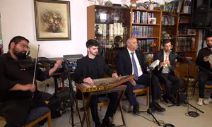 הפייטן יהודה נפתלי במופע ביתי