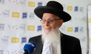 הרב יעקב אריאל מתנער: "אני לא קשור לחותם"