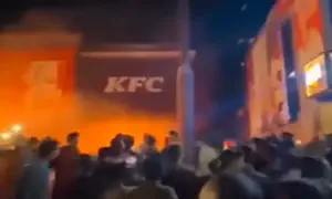 בגלל המלחמה בעזה: מחאה נגד KFC בפקיסטן