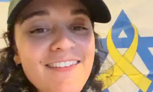 אמילי דמארי נגד זוכה פוליצר: מכחיש זוועות