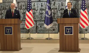 הנשיא מקבל את כתב ההאמנה של מייק האקבי