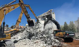 Illegal Arab house overlooking Jewish town demolished