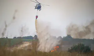 מאמצי הכיבוי נמשכים, הכבישים נפתחו