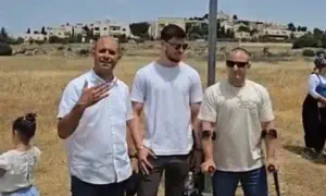 שורד השבי והחייל שנפצע הניפו דגל ישראל