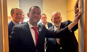 מזוזה מאבני הר עיבל בשגרירות האמריקנית