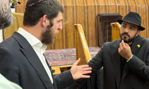 לבוש כחסיד חב"ד: איתי לוי ביקר באוהל הרבי
