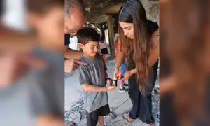 משפחת קלמנזון הדליקה נר ושרה "לו יהי"
