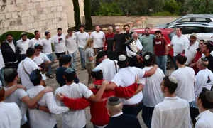 בימה ומעיל לס"ת הוכנסו לישיבת מעלה גלבוע