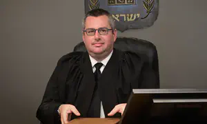 השופט שהתבטא נגד דתיים זוכה לתמיכה