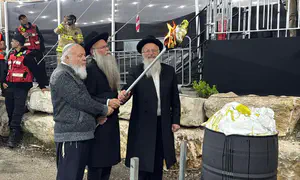 בני משפחות של עשרה חטופים יצקו שמן להדלקה