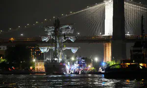 Mexican Navy ship collides with Brooklyn Bridge