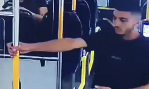 צעיר ערבי ירק על קצינה במדים באוטובוס