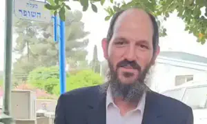 Можно ли строить сукку во дворе, если соседи против?