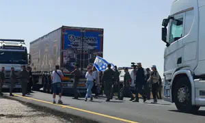 Люди заблокировали грузовики на КПП “Керем-Шалом”. Видео