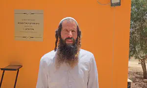 "התנפלו עלינו באמצע תפילה, עם רימוני גז"