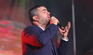בני הישיבות ואלי הרצליך בשירת המונים