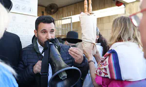 נשים ניסו להכניס ספר תורה לכותל - ונבלמו