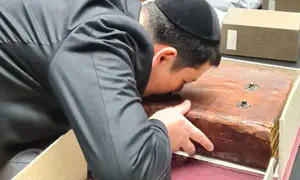 'Damascus Crowns' unveiled in tribute to Syrian Chief Rabbi