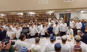 לרגל החג: 200 סיומי מסכתות בישיבת בני צבי