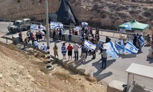 Hebron Mountain governor moves office to protest Arab market